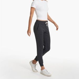 Vuori performance jogger in charcoal heather